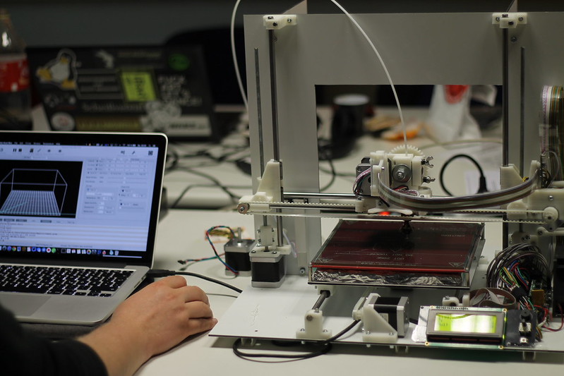 Mendel style 3D printer connected to laptop. From https://www.flickr.com/photos/59522657@N08/17161423530 CC-BY-SA